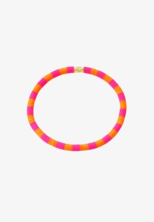Bracelet extensible avec des perles plates et circulaires alternées rose vif et orange, et un petit fermoir doré avec un symbole de papillon.