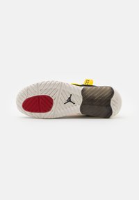 Jordan JORDAN MA2 - Sapatilhas - university gold/gym red/black