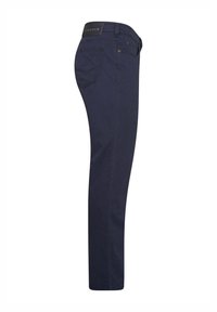 Pantalon slim-fit bleu marine avec une texture lisse, doté d'une taille basse et d'une poche arrière unique avec des détails de couture subtils.