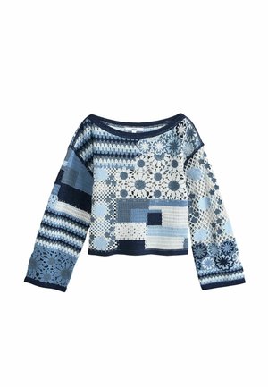 Gehäkelter Langarmpullover mit Patchwork aus blauen und weißen Blumen- und geometrischen Mustern, mit rundem Ausschnitt und kurzem Schnitt.