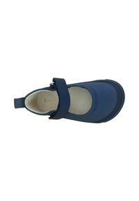 Zapato Mary Jane de color azul marino con tira ajustable y un interior acolchado beige, visto desde arriba sobre un fondo blanco.