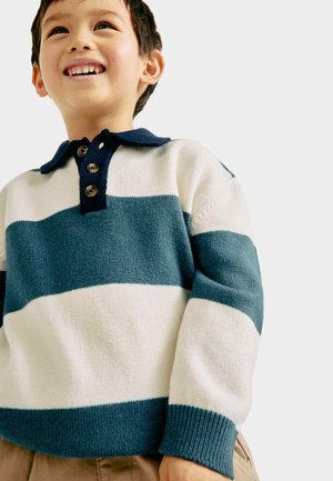 Gestreifter Strickpullover in Weiß, Dunkeltürkis und Hellttürkis. Verfügt über einen marineblauen Kragen und eine Dreiknopfleiste. Gerippte Bündchen und Saum.