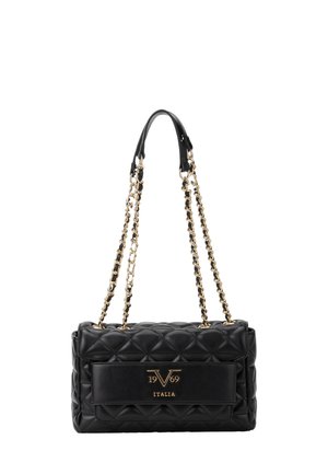 Sac à bandoulière en cuir matelassé noir avec des bandoulières en chaîne dorée et un logo doré "1969 V Italia" sur le rabat avant.