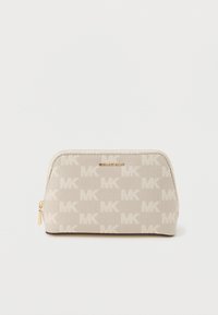 Pochette beige Michael Kors avec un motif répété "MK" et une fermeture éclair dorée sur fond blanc.