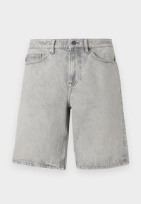 Ανοιχτογκρι τζιν σορτς με κούμπωμα κουμπιού και φερμουάρ, θηλιές για ζώνη και μπροστινές τσέπες, παρουσιάζονται μπροστά σε λευκό φόντο.