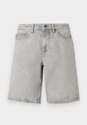 Ανοιχτογκρι τζιν σορτς με κούμπωμα κουμπιού και φερμουάρ, θηλιές για ζώνη και μπροστινές τσέπες, παρουσιάζονται μπροστά σε λευκό φόντο.