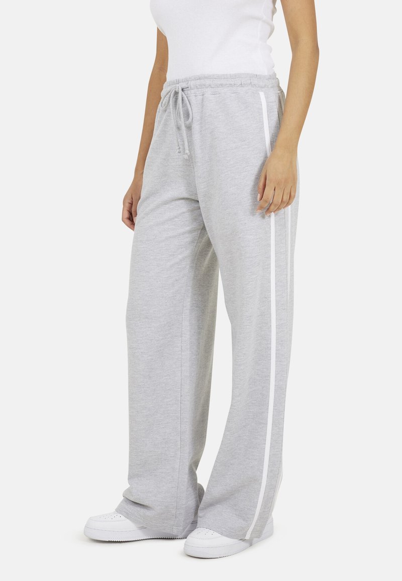 Grijze sweatpants met een relaxed fit, voorzien van witte zijstrepen, een verstelbare trekkoord in de taille en een gladde, zachte textuur.