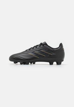 Ciorap de fotbal negru, fabricat din material sintetic, cu un design curbat, suprafață texturată, accente negre și aurii și cu un sistem de crampoane modelate.