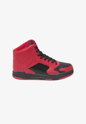 Høyt sneaker med rød imitasjon krokodilletekstur og svarte meshpaneler, med svarte lisser og gummisåle. Akenter i elegant design.