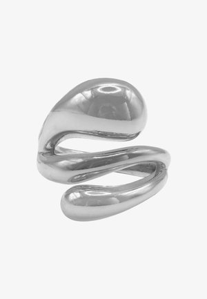 Zilveren ring met een vloeiende, gedraaide ontwerp featuring een gepolijste, reflecterende oppervlakte en een abstracte vorm met soepele curvas.