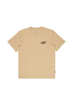 Beige Baumwoll-T-Shirt mit kurzen Ärmeln, das ein kleines grafisches Logo auf der linken Brustpartie und einen Rundhalsausschnitt aufweist.