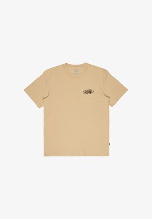 Beżowy bawełniany t-shirt z krótkimi rękawami, z małym graficznym logo na lewej stronie klatki piersiowej oraz z okrągłym dekoltem.