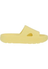 Sandal giallo con zeppa in gomma testurizzata. Presenta una fascia larga con ritagli e una suola spessa e imbottita per il comfort.