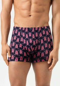 Schwarze Boxershorts aus Baumwolle mit einem wiederholten Muster aus rosa Cartoon-Autos mit kleinen weißen Akzenten. Elastischer Bund sichtbar.