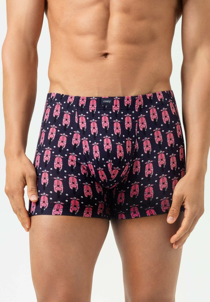 Schwarze Boxershorts aus Baumwolle mit einem wiederholten Muster aus rosa Cartoon-Autos mit kleinen weißen Akzenten. Elastischer Bund sichtbar.