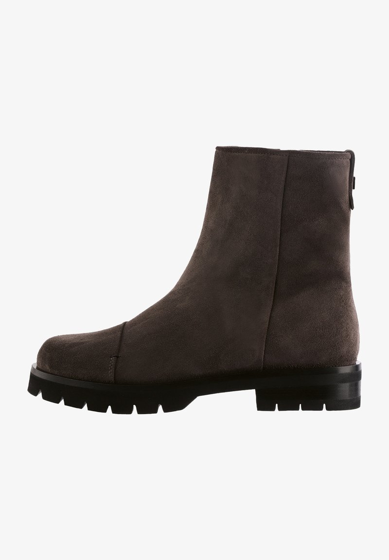 Bottine en daim marron avec bout rond, design minimaliste, et une semelle extérieure en caoutchouc noir durable dotée d'un motif à crampons pour une meilleure traction.