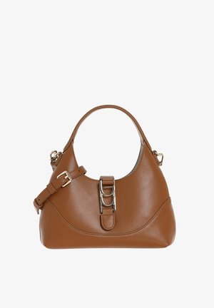 Borsa a mano in pelle marrone con forma curva, manico corto e tracolla removibile. Presenta una fibbia metallica decorativa e una texture liscia.