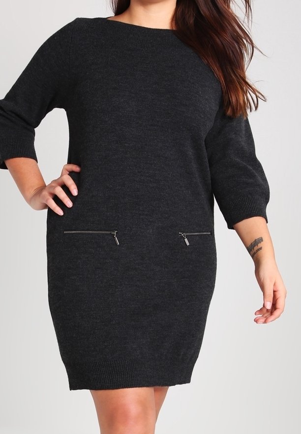 Robe en tricot gris foncé avec manches trois-quarts, encolure arrondie et deux poches avant zippées. Texture lisse et coupe ajustée.