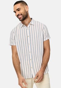 Chemise à manches courtes avec des rayures verticales dans des tons de bleu, corail et blanc, dotée d'un col classique et de boutons en bois.