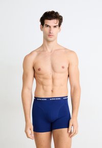Boxer shorts bleu marine en tissu doux, avec une coupe ajustée et une taille ornée du logo "BJÖRN BORG" en blanc.