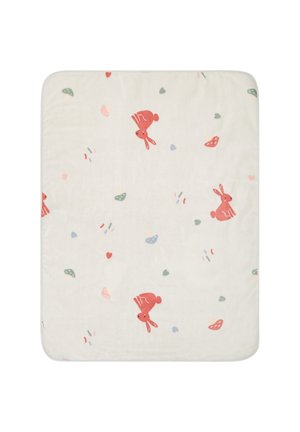 Weiche Creme-Decke mit einem verspielten Muster von roten Kaninchen, bunten Herzen und abstrakten Formen, aus plüschigem Stoff gefertigt.