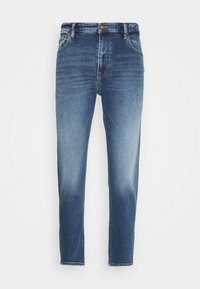 Mid-blå slim-fit jeans med lätt blekning på låren och knän, femficksstil, bälteshällor och knappstängning.