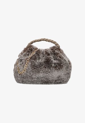 Borsa in pelliccia sintetica grigia con manico intrecciato e accento in catena dorata. Forma arrotondata, texture morbida e design con parte superiore arricciata.