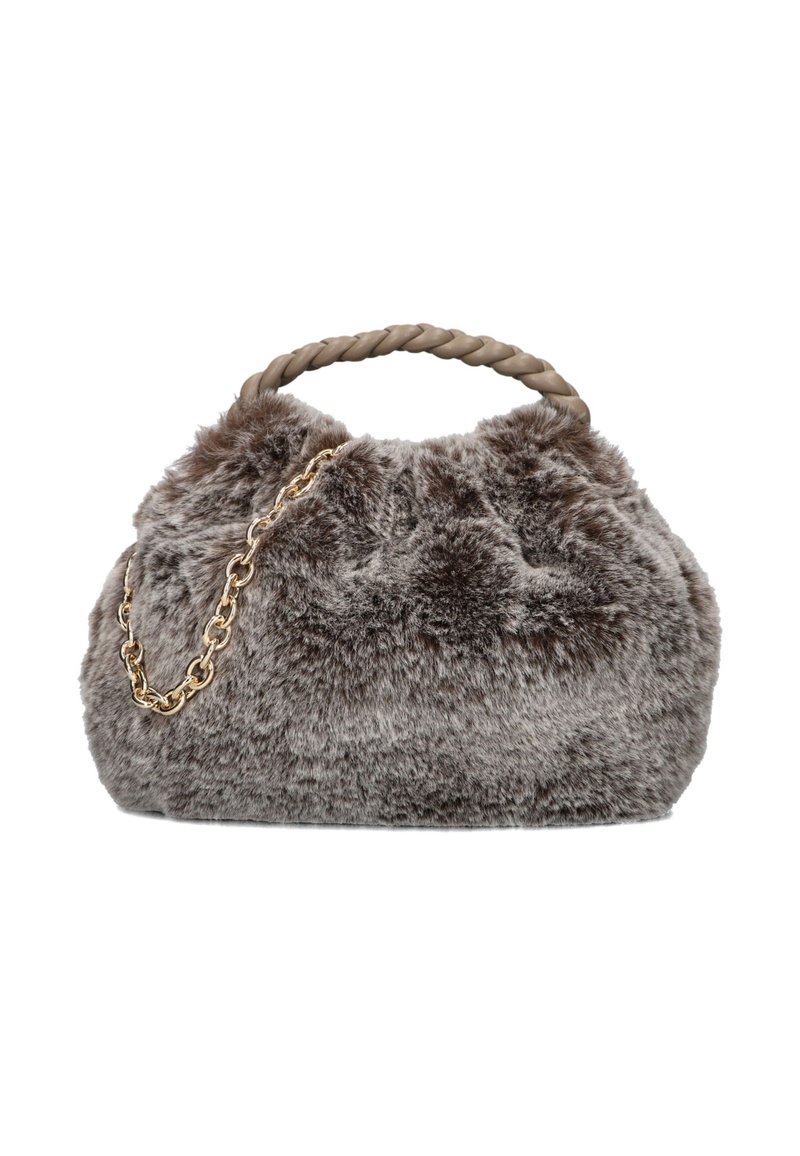 Borsa in pelliccia sintetica grigia con manico intrecciato e accento in catena dorata. Forma arrotondata, texture morbida e design con parte superiore arricciata.