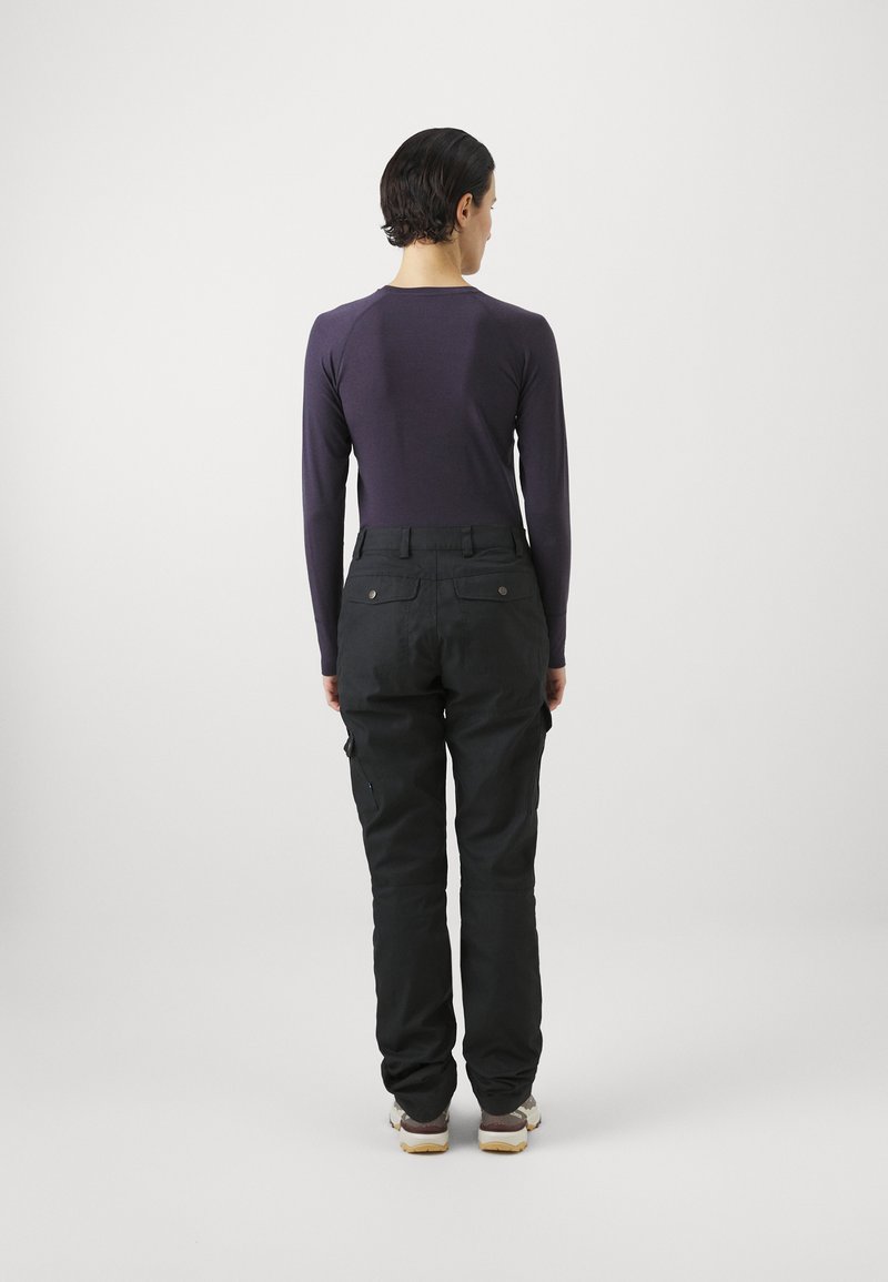 Ilgi piedurkņu purpura tops, pieguļošs dizains, pārī ar melniem kargo biksēm ar sānu kabatām un metāla akcentiem, skatīts no aizmugures.