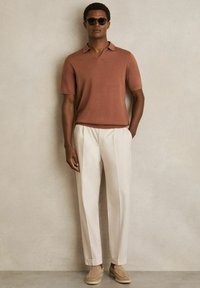Reiss REGULAR FIT DUCHIE OPEN COLLAR - Pólóing - cinnamon brown