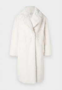 Hvid faux fur frakke med sjalskrave, oversized form og 3/4-ærmer. Blød tekstur uden synlige lukninger eller mønstre.
