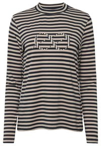 Hedvábná košile s dlouhým rukávem v krémové a námořnické barvě; má zaoblený výstřih, elastický materiál a vzorovaný logo detail na přední straně.