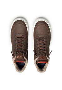 Braune Leder-Hochtop-Sneaker mit strukturierter Oberfläche, ausgestattet mit kontrastierenden hellen Gummisohlen und grauen, mit Wolle gefütterten Bündchen.