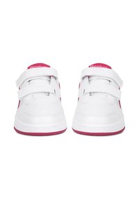 Zapatillas blancas con acentos en rosa, con dos tiras de Velcro, diseño ligero, zona de los dedos perforada y suela de goma texturizada.