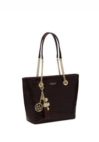 Borsa a tracolla bordeaux con motivo coccodrillo, manici in catena dorata, dettaglio con logo e charm decorativi tra cui nappine e accenti circolari.