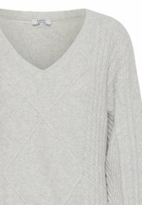 Pull en maille gris clair avec un col en V, présentant des motifs texturés en losanges et en torsades. Matériau doux avec une coupe décontractée et ample.