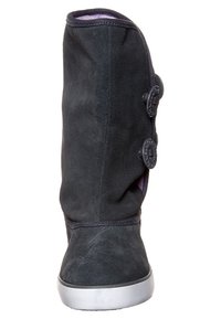 Botte en daim gris au design décontracté, avec deux boutons ronds sur le côté et une doublure violette douce visible en haut.