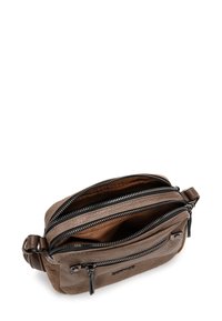 Borsa a tracolla in pelle marrone con due scomparti zip, superficie texture e una tracolla removibile. L'interno è foderato con un materiale più chiaro.