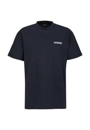 Zwart t-shirt met korte mouwen, ronde hals en klein wit Jacquemus-logo op de linkerborst.