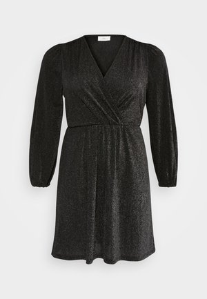 Robe noire avec un décolleté en V et de longues manches bouffantes. Fabriquée en tissu scintillant, présentant un design enveloppant et une taille cintrée.