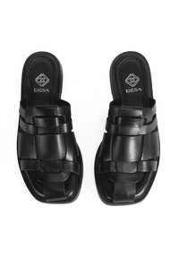 Sandales en cuir noir à enfiler avec un design tissé, semelle plate et semelle intérieure de marque. Texture lisse et zone des orteils de forme carrée.