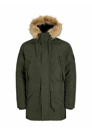 Parka verte avec capuche en fourrure, dotée de deux poches avant et d'une fermeture éclair ; fabriquée en tissu résistant à l'eau.