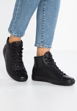 Korkeavartiset tennarit - black