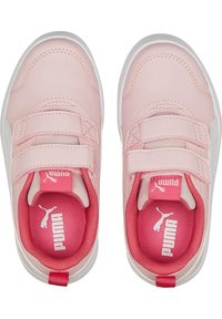 Par rosa Puma barnskor med vita sulor och två kardborreband, sedda ovanifrån.