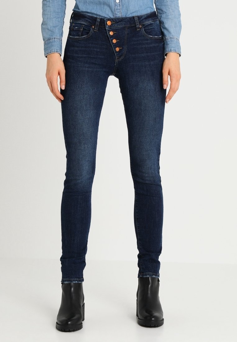 Smala jeans i mörkblå denim, med en femknapps-stängning, klassiska fickor och ett mjukt, strukturerat tyg.