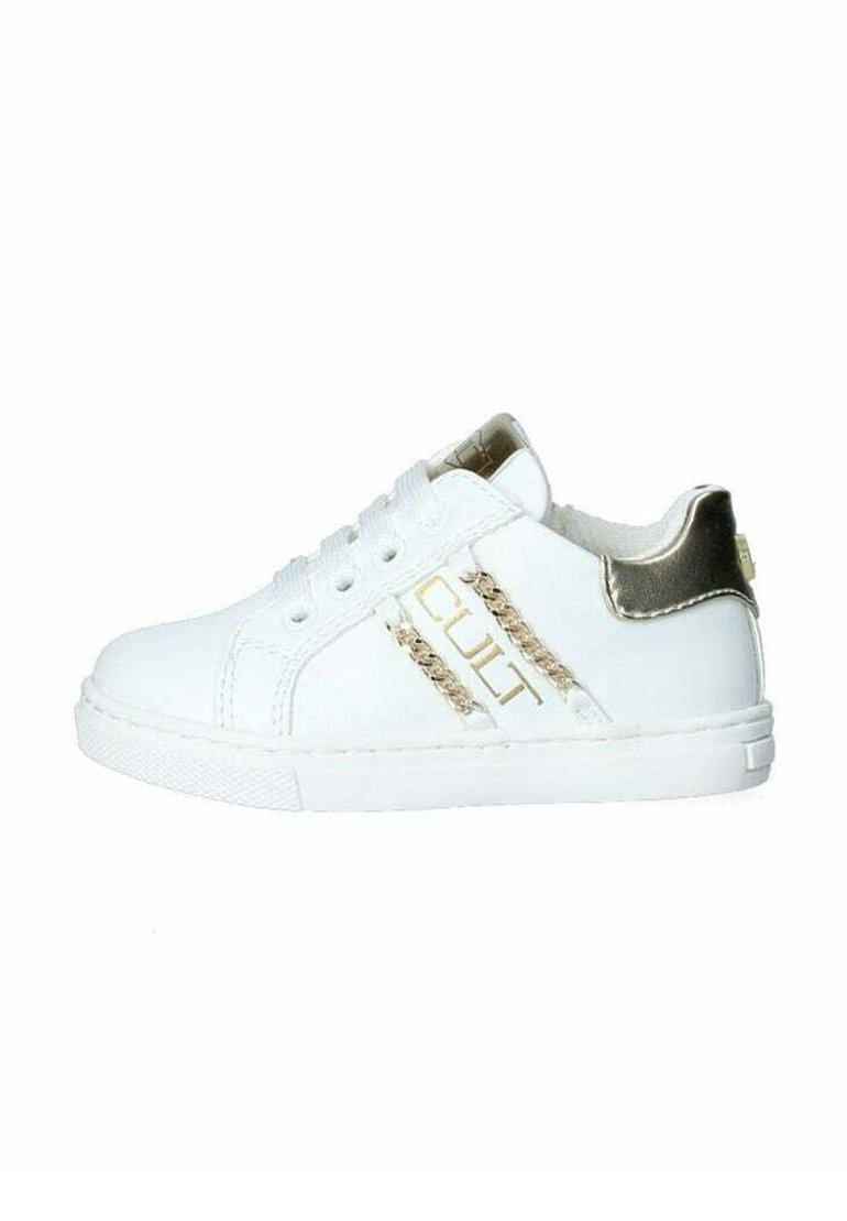 Sneaker bianco realizzato in materiale sintetico con suola testurizzata. Presenta dettagli dorati e la parola "CULT" in oro sul lato.