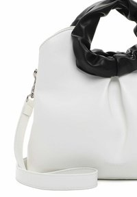 Weiße Handtasche mit gerafftem schwarzem Ledergriff und abnehmbarem weißen Riemen, glatte Textur, kleine silberne Beschläge, Markenname nahe der Basis geprägt.