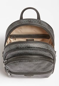 Pequeña mochila metálica gris con dos compartimentos con cremallera, asa superior y un forro interior beige con un bolsillo con cremallera en su interior.