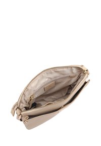 Beige leren handtas met open rits die de beige stoffen voering, een binnenvak met rits en een goudkleurige ritslus toont.