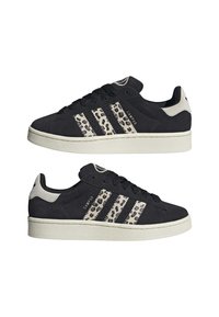 Schwarze Adidas Campus Sneaker mit Leopardenmuster auf den drei Streifen und weißer Sohle, aus seitlicher und innerer Sicht gezeigt.